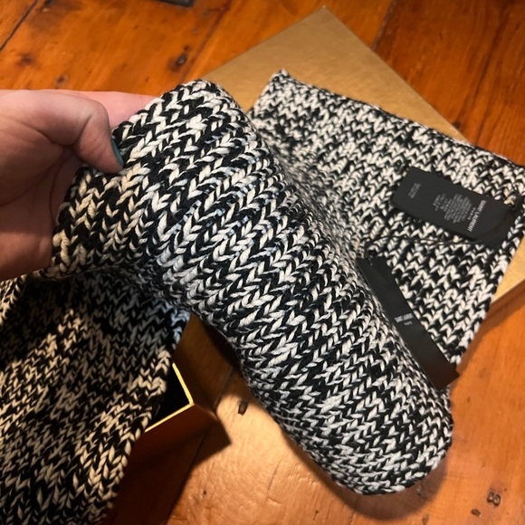 YSL Yves Saint Laurent NWT long black white woven wool unisex scarf w/ box - Picture 2 of 6